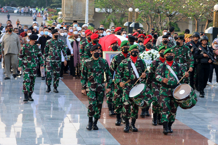 Prajurit TNI AD mengiringi peti jenazah MenPAN-RB Tjahjo Kumolo saat tiba di pemakaman Taman Makam Pahlawan (TMP) Kalibata, Jakarta, Jumat (1/7/2022).