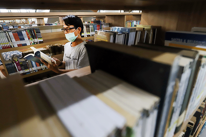 Pekerja tengah merapikan koleksi buku di Perpustakaan Umum Daerah Provinsi DKI Jakarta, Taman Ismail Marzuki, Cikini, Jakarta Pusat, Kamis (30/6/2022).
