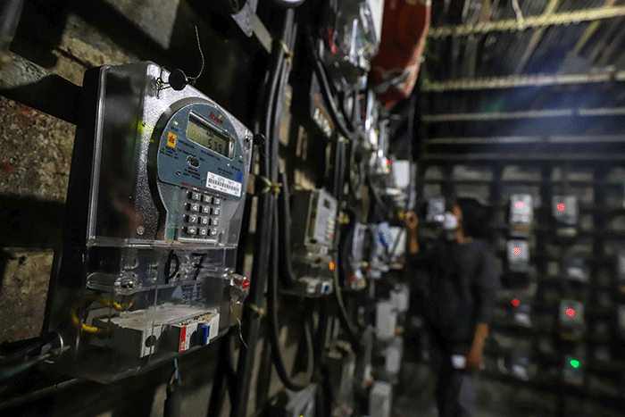 Warga melakukan pengisian token listrik di kawasan Benhil, Jakarta Pusat, Jumat (1/7/2022).
