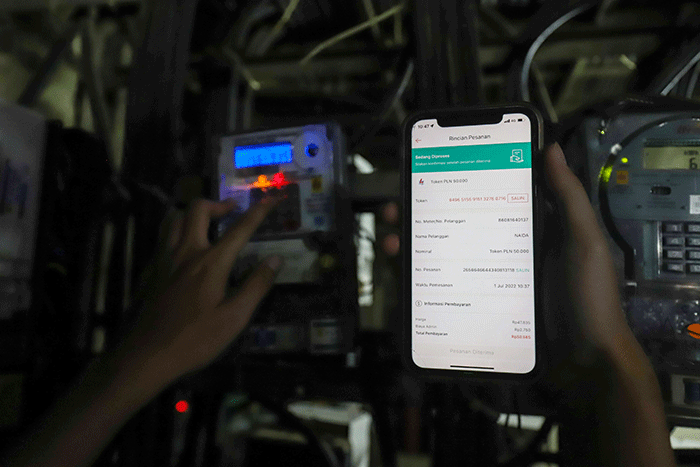 Warga melakukan pengisian token listrik di kawasan Benhil, Jakarta Pusat, Jumat (1/7/2022).