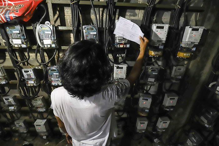 Warga melakukan pengisian token listrik di kawasan Benhil, Jakarta Pusat, Jumat (1/7/2022).
