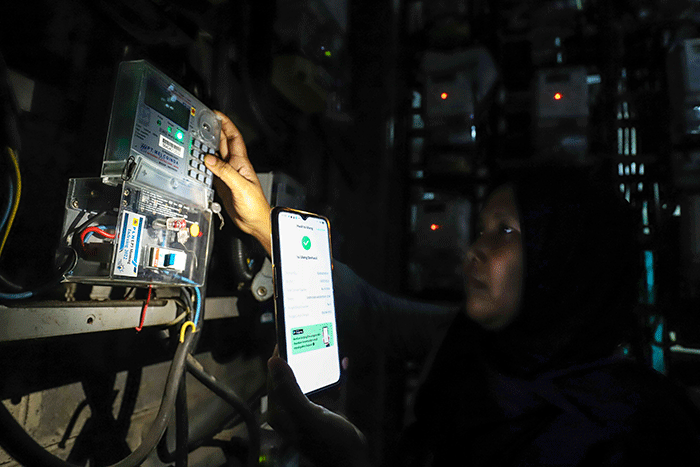 Warga melakukan pengisian token listrik di kawasan Benhil, Jakarta Pusat, Jumat (1/7/2022).