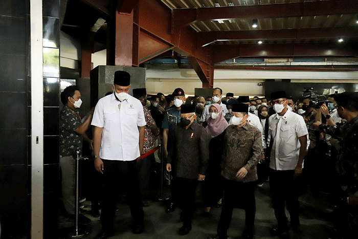 Wakil Presiden Ma'ruf Amin melayat jenazah Menpan RB Tjahjo Kumolo saat disemayamkan di Kantor Kemenpan RB Jakarta, Jumat (1/7/2022).