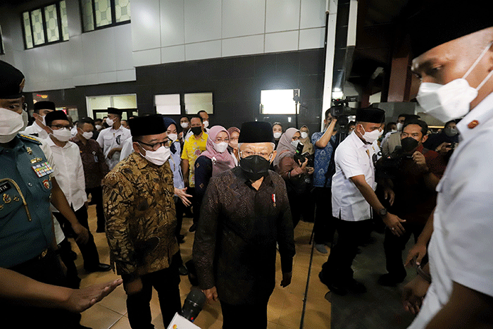 Wakil Presiden Ma'ruf Amin melayat jenazah Menpan RB Tjahjo Kumolo saat disemayamkan di Kantor Kemenpan RB Jakarta, Jumat (1/7/2022).