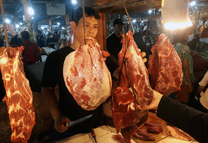 Pedagang daging melayani pembeli di Pasar Kecapi, Kota Bekasi, Jawa Barat, Sabtu (2/7/2022).