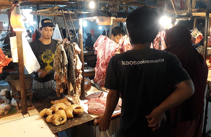 Pedagang daging melayani pembeli di Pasar Kecapi, Kota Bekasi, Jawa Barat, Sabtu (2/7/2022).