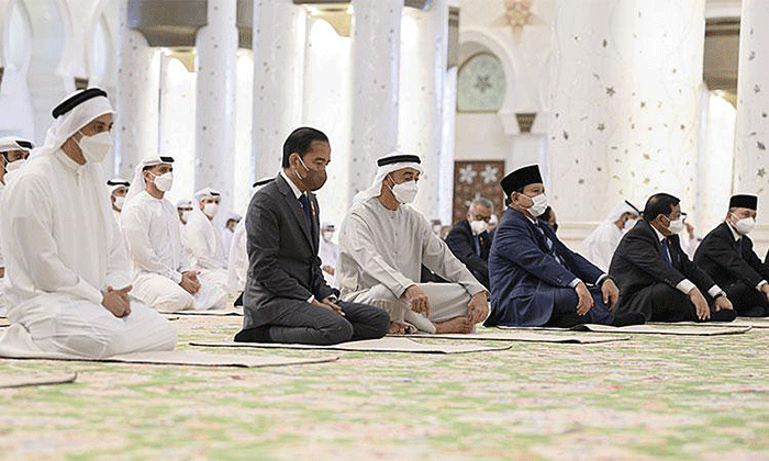 Selepas salat Jumat, Prabowo mendampingi Jokowi dalam pertemuan dengan Presiden MBZ di Istana Al Shatie.