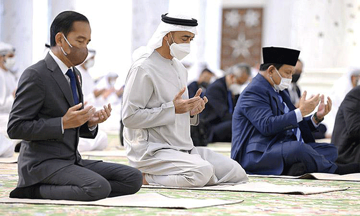 Selepas salat Jumat, Prabowo mendampingi Jokowi dalam pertemuan dengan Presiden MBZ di Istana Al Shatie.