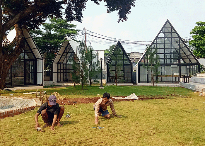Sejumlah pekerja membangun taman untuk mempercepat progres pembangunan di kawasan hunian Synthesis Huis, Cijantung, Jakarta, Jumat (1/7/2022).