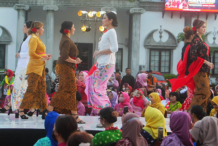 Aksi perempuan dengan berbalut busana kebaya berlenggak-lenggok di atas panggung dalam acara Parade Kebaya Nasional di Balai Kota Semarang, Sabtu (2/7/2022).