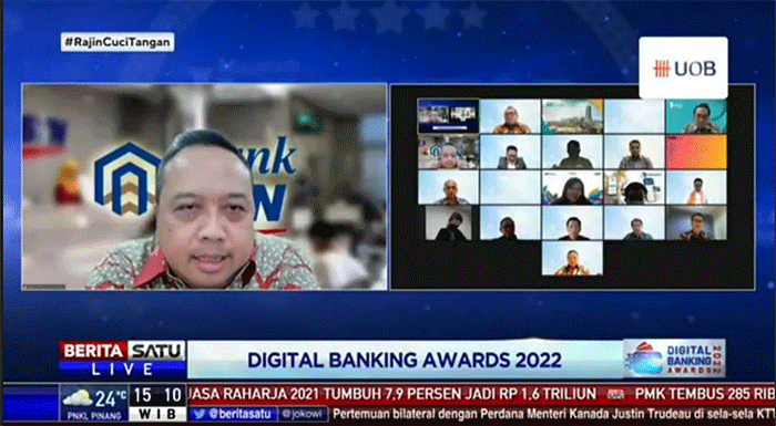 Direktur IT & Digital Bank BTN Andi Nirwoto menerima penghargaan pada ajang Digital Banking Awards 2022 di Jakarta.