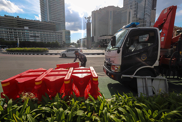 Petugas gabungan yang terdiri dari Ditlantas Polda Metro Jaya dan Dinas Perhubungan (Dishub) DKI Jakarta mengatur arus lalu lintas di kawasan Bundaran HI.