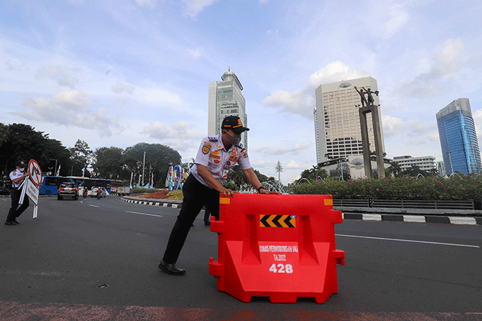Petugas gabungan yang terdiri dari Ditlantas Polda Metro Jaya dan Dinas Perhubungan (Dishub) DKI Jakarta mengatur arus lalu lintas di kawasan Bundaran HI.