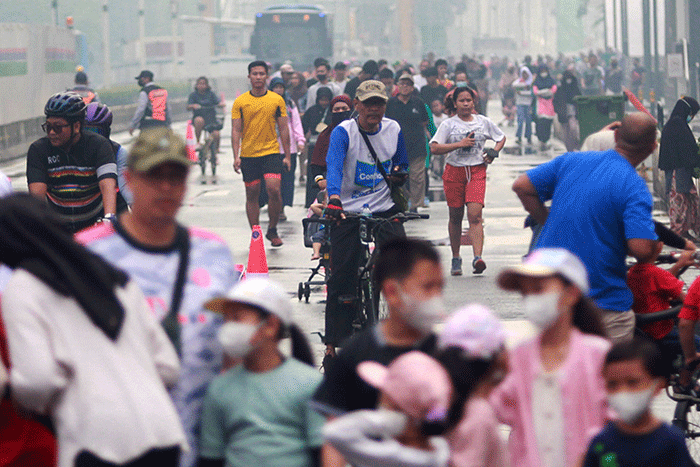 Warga saat menikmati Hari Bebas Kendaraan Bermotor (HBKB) atau Car Free Day di kawasan Bundaran Hotel Indonesia, Jakarta, Minggu (3/7/2022).