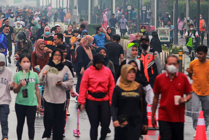 Warga saat menikmati Hari Bebas Kendaraan Bermotor (HBKB) atau Car Free Day di kawasan Bundaran Hotel Indonesia, Jakarta, Minggu (3/7/2022).