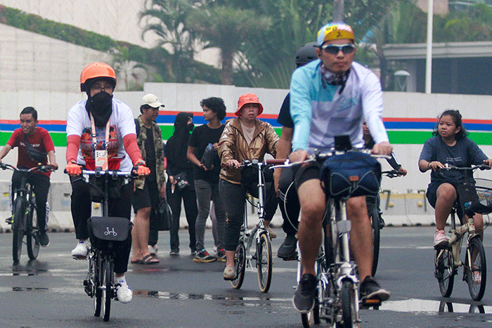 Warga saat menikmati Hari Bebas Kendaraan Bermotor (HBKB) atau Car Free Day di kawasan Bundaran Hotel Indonesia, Jakarta, Minggu (3/7/2022).