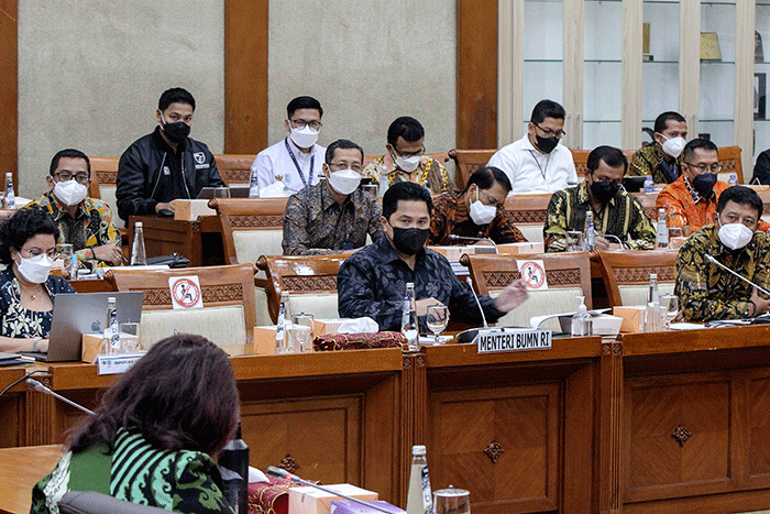 Menteri BUMN Erick Thohir memberikan paparannya saat mengikuti Rapat Kerja dengan Komisi VI DPR di Kompleks Parlemen, Senayan, Jakarta, Senin (4/7/2022).