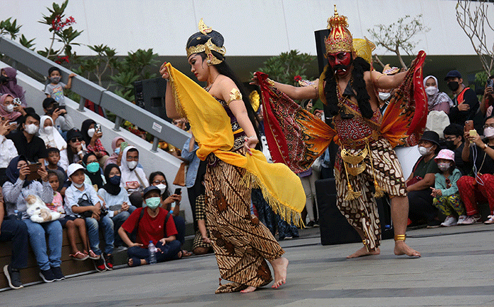 Seniman menampilkan tarian saat tampil menghibur pengunjung di Anjungan Sarinah, Jakarta, Minggu (3/7/2022).