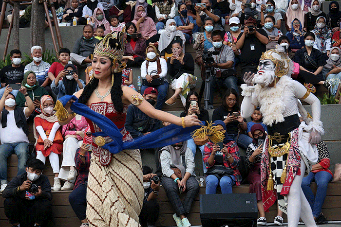 Seniman menampilkan tarian saat tampil menghibur pengunjung di Anjungan Sarinah, Jakarta, Minggu (3/7/2022).