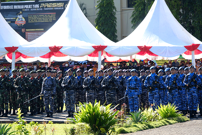 Personel Polri dan TNI mengikuti upacara HUT Bhayangkara ke 76 di lapangan Mapolda Sulsel, Makassar, Selasa (5/7/2022).