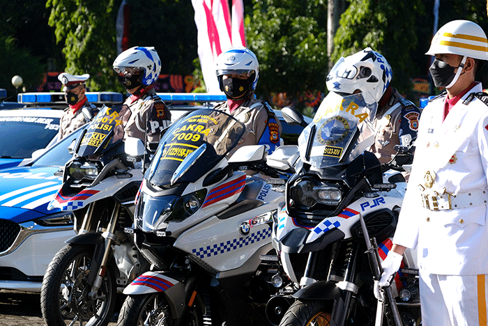 Personel Polri dan TNI mengikuti upacara HUT Bhayangkara ke 76 di lapangan Mapolda Sulsel, Makassar, Selasa (5/7/2022).
