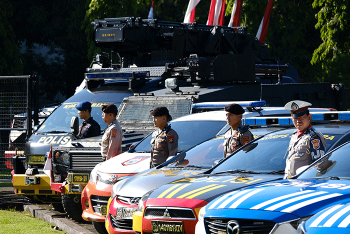 Personel Polri dan TNI mengikuti upacara HUT Bhayangkara ke 76 di lapangan Mapolda Sulsel, Makassar, Selasa (5/7/2022).
