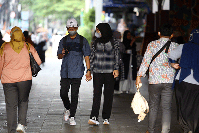 Pekerja saat pulang kerja di kawasan Jakarta Pusat, Selasa (5/7/2022).