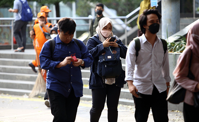 Pekerja saat pulang kerja di kawasan Jakarta Pusat, Selasa (5/7/2022).