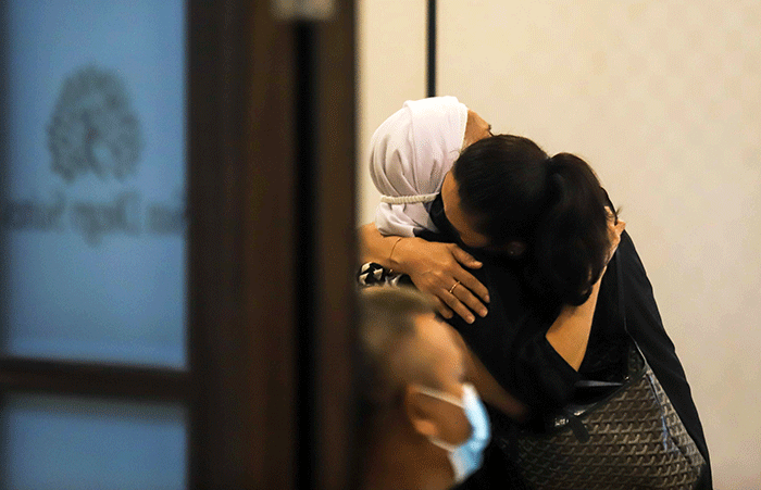 Aktris senior Rina Hasyim memeluk Rosmayasuti Nasution yang merupakan istri mendiang Bob Tutupoly di Rumah Duka RS Siloam Semanggi, Jakarta Selatan.