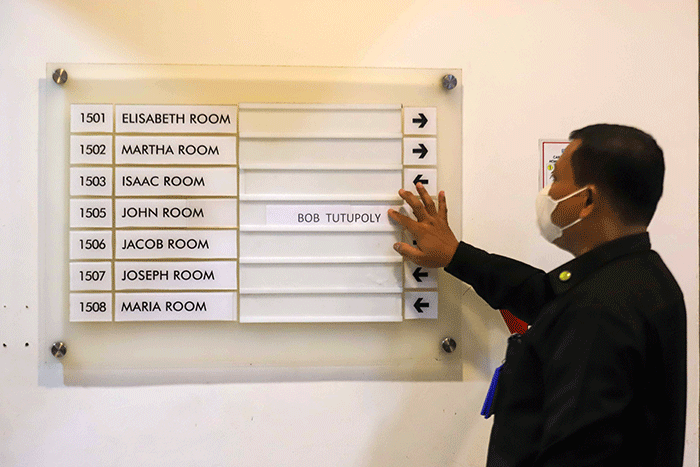 Aktris senior Rina Hasyim memeluk Rosmayasuti Nasution yang merupakan istri mendiang Bob Tutupoly di Rumah Duka RS Siloam Semanggi, Jakarta Selatan.
