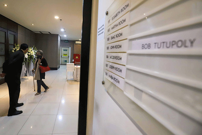 Aktris senior Rina Hasyim memeluk Rosmayasuti Nasution yang merupakan istri mendiang Bob Tutupoly di Rumah Duka RS Siloam Semanggi, Jakarta Selatan.