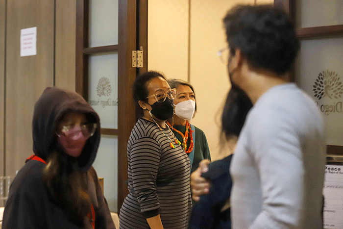 Aktris senior Rina Hasyim memeluk Rosmayasuti Nasution yang merupakan istri mendiang Bob Tutupoly di Rumah Duka RS Siloam Semanggi, Jakarta Selatan.