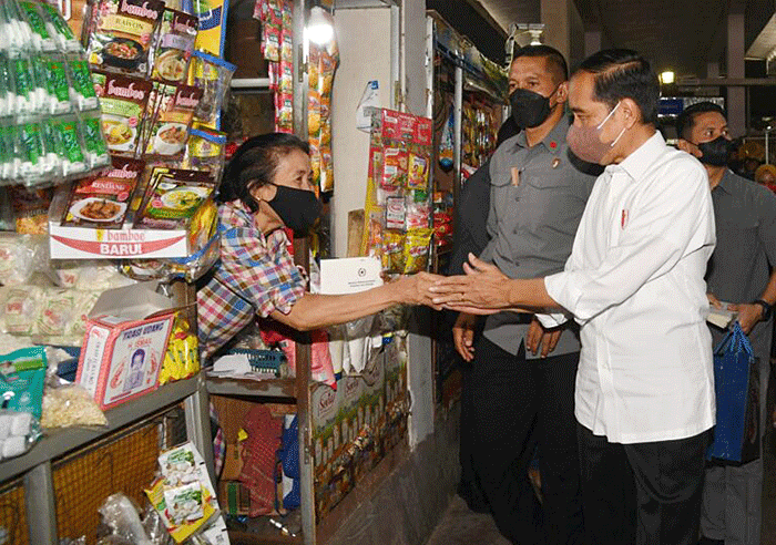 Presiden Joko Widodo dan Ibu Iriana Joko Widodo mengunjungi Pasar Peterongan, Kota Semarang, Jawa Tengah, Selasa (5/7/2022).