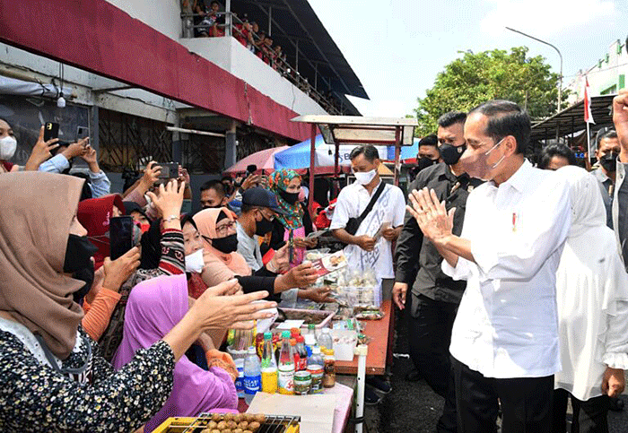 Presiden Joko Widodo dan Ibu Iriana Joko Widodo mengunjungi Pasar Peterongan, Kota Semarang, Jawa Tengah, Selasa (5/7/2022).