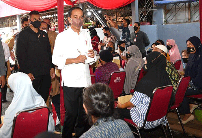 Presiden Joko Widodo dan Ibu Iriana Joko Widodo mengunjungi Pasar Peterongan, Kota Semarang, Jawa Tengah, Selasa (5/7/2022).