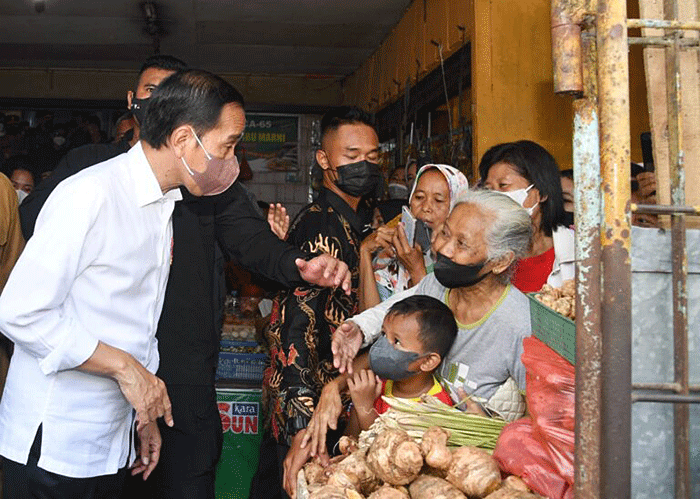 Presiden Joko Widodo dan Ibu Iriana Joko Widodo mengunjungi Pasar Peterongan, Kota Semarang, Jawa Tengah, Selasa (5/7/2022).