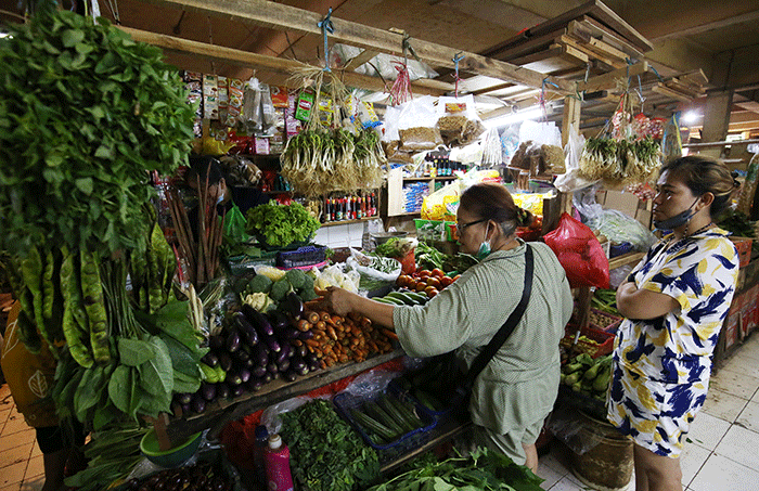 Aktivitas pedagang di Pasar Ciracas, Jakarta Timur, Selasa (5/7/2022).
