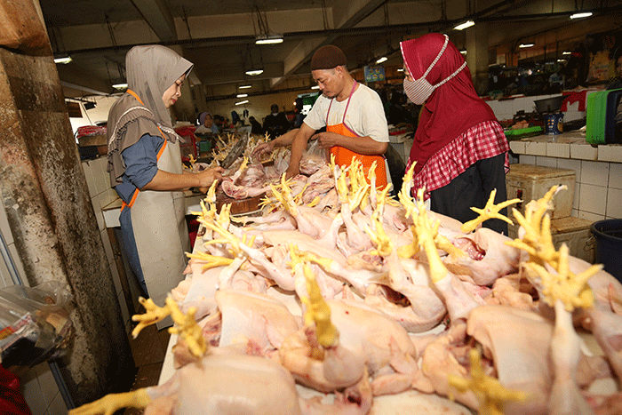 Aktivitas pedagang di Pasar Ciracas, Jakarta Timur, Selasa (5/7/2022).