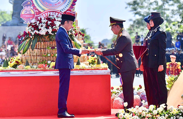 Presiden Joko Widodo memimpin jalannya Upacara Peringatan ke-76 Hari Bhayangkara Tahun 2022 yang digelar di Lapangan Bhayangkara, Akademi Kepolisian.