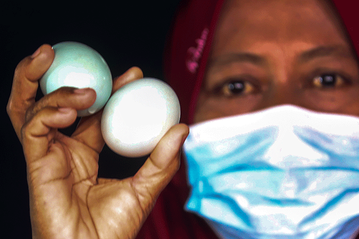 Pekerja sedang menyelesaikan proses pembuatan telur asin oleh-oleh khas Brebes, Jawa Tengah, Selasa (5/7/2022).