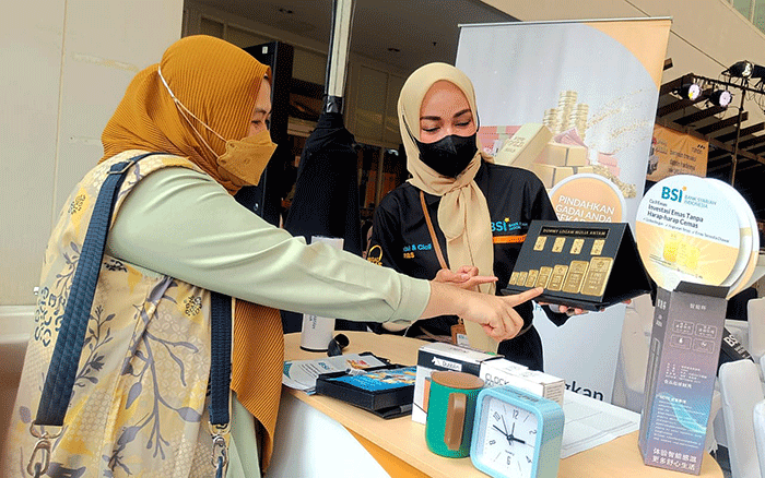 Direktur Retail Banking BSI Ngatari (kiri) dan Direktur Sales & Distribution BSI Anton Sukarna saat meresmikan Program Hujan Emas BSI 2022 di Pasar Mayestik.
