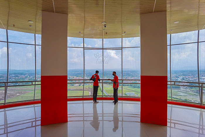 Petugas saat mengecek fasilitas Menara Pandang Teratai setinggi 117 meter yang merupakan iconic baru pariwisata Kota Purwokerto berlokasi di Kedungwuluh.