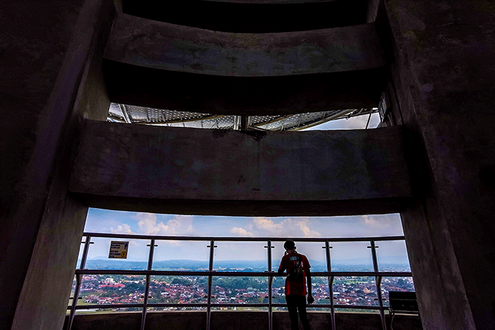 Petugas saat mengecek fasilitas Menara Pandang Teratai setinggi 117 meter yang merupakan iconic baru pariwisata Kota Purwokerto berlokasi di Kedungwuluh.
