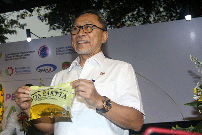 Menteri Perdagangan Zulkifli Hasan melayani warga yang membeli Minyak Goreng Rakyat Kemasan dengan harga Rp 14.000 yang dinamai Minyakita.