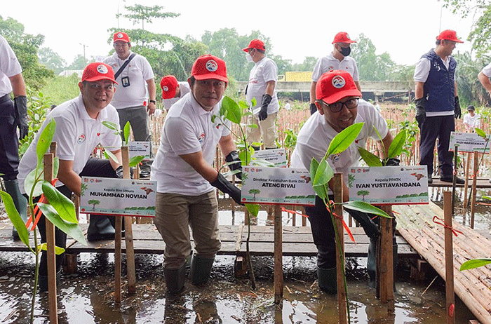 Penanaman 5.000 bibit Mangrove dalam Rangka Peringatan 2 Dekade Gerakan APU PPT di Kawasan Ekowisata Mangrove Pantai Indah Kapuk, Jakarta, Rabu (6/7/2022).
