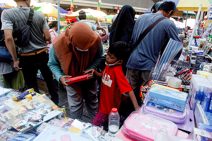 Warga sedang membeli alat tulis untuk persiapan masuk sekolah di Pasar Pagi Esemka, Taman Sari, Jakarta Barat, Selasa (5/7/2022).