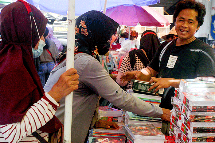 Warga sedang membeli alat tulis untuk persiapan masuk sekolah di Pasar Pagi Esemka, Taman Sari, Jakarta Barat, Selasa (5/7/2022).