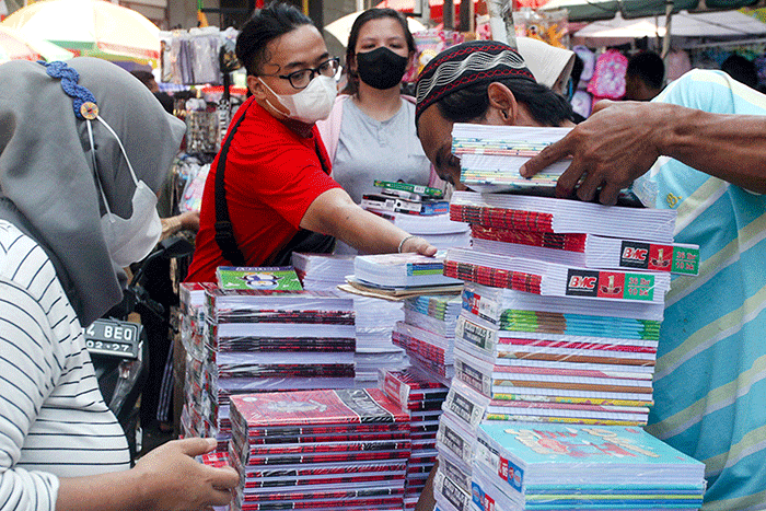 Warga sedang membeli alat tulis untuk persiapan masuk sekolah di Pasar Pagi Esemka, Taman Sari, Jakarta Barat, Selasa (5/7/2022).