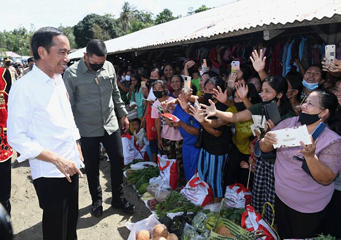 Mengawali kunjungan kerjanya di Provinsi Sumatra Utara, Presiden Joko Widodo mengunjungi Pasar Alasa di Kabupaten Nias Utara, Rabu (6/7/2022).
