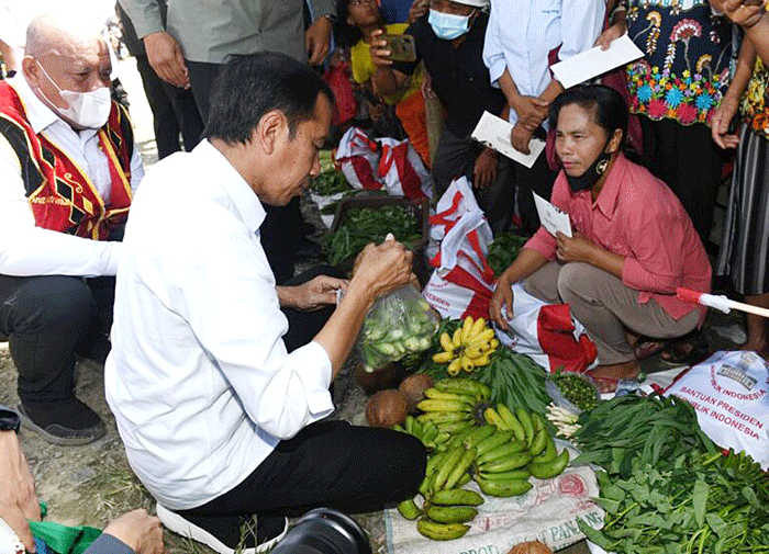 Mengawali kunjungan kerjanya di Provinsi Sumatra Utara, Presiden Joko Widodo mengunjungi Pasar Alasa di Kabupaten Nias Utara, Rabu (6/7/2022).